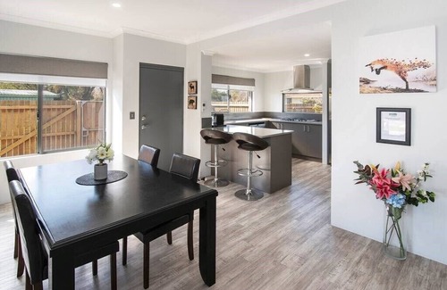 Geographe House | The Foxes Den- secure yard, WIFI
