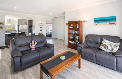 Geographe House | The Foxes Den- secure yard, WIFI