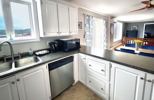 Norman's Cove-Long Cove House | The Full House @ The Homestead Oceanfront Suites