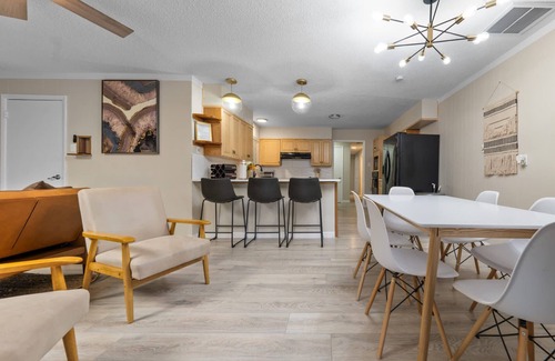 Northeast Heights House | The Gabriel Getaway - 6BR Oasis - An Irvie Home