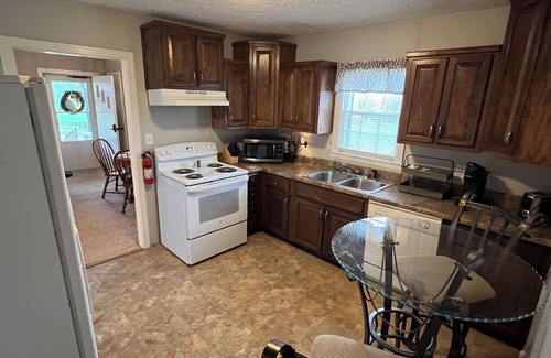 Gamaliel House | The Gatehouse, 2-bedroom house in charming Gamaliel with WiFi, AC, pet friendly.