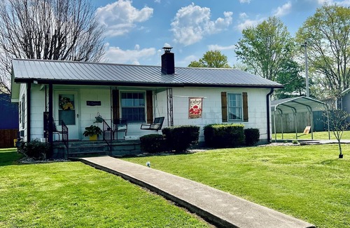 Gamaliel House | The Gatehouse, 2-bedroom house in charming Gamaliel with WiFi, AC, pet friendly.