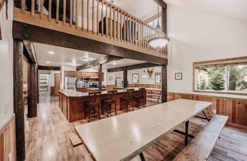 Glacier Cabin | The Glacier Lodge - Perfect for Large Groups!