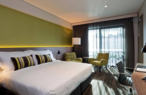 Eight Mile Plains Hotel | The Glen Hotel & Suites
