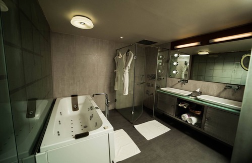 Daman Hotel | The Gold Beach Resort