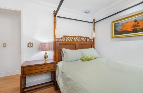 West Palm Beach Apartment | The Golden Alligator 2 - 3 beds 1 bath Palm Beach Regency style, near everything