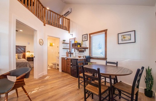 Elm Mott House | The Goldfinch Cabin 15 MIN to Magnolia Baylor