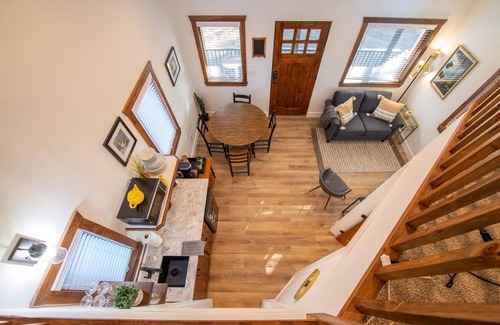 Elm Mott House | The Goldfinch Cabin 15 MIN to Magnolia Baylor