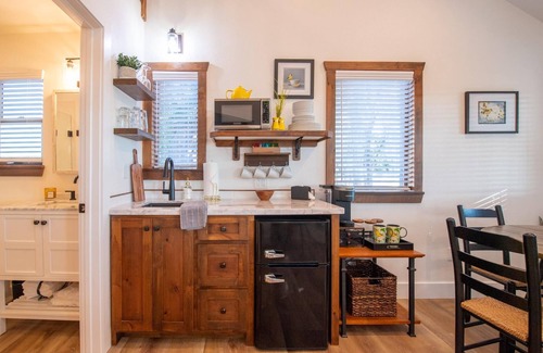 Elm Mott House | The Goldfinch Cabin 15 MIN to Magnolia Baylor