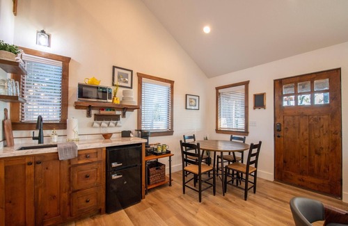 Elm Mott House | The Goldfinch Cabin 15 MIN to Magnolia Baylor