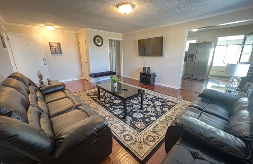 Downtown Niagara Falls House | The Gorge View Villa-with Yard & Parking