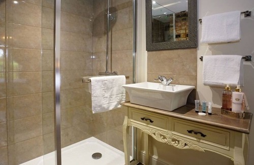 Edenbridge Bed & Breakfast | The Greyhound Inn
