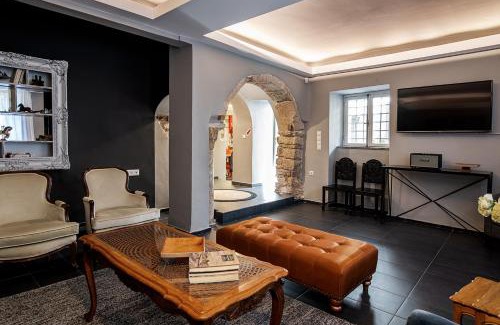 Plaka House | The Hadrian Wall - A Historic Acropolis Villa