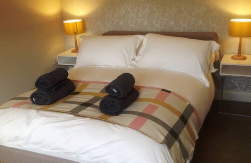 Wethersfield House | The Hare's Field, a place to stay with friends or family.