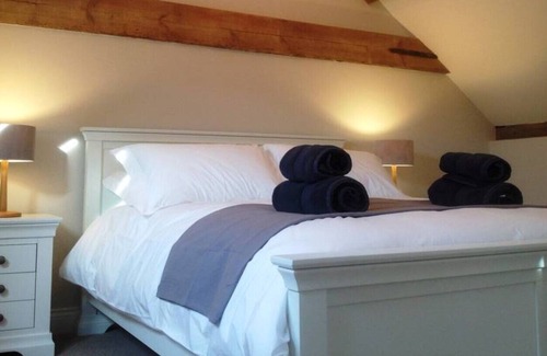 Wethersfield House | The Hare's Field, a place to stay with friends or family.