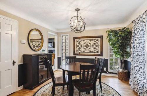 Cuyahoga County House | The Henry House I Pet Friendly Cozy Convenient