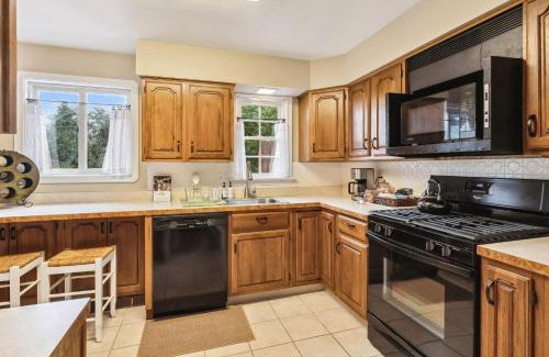 Cuyahoga County House | The Henry House I Pet Friendly Cozy Convenient
