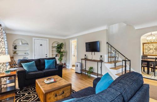 Cuyahoga County House | The Henry House I Pet Friendly Cozy Convenient