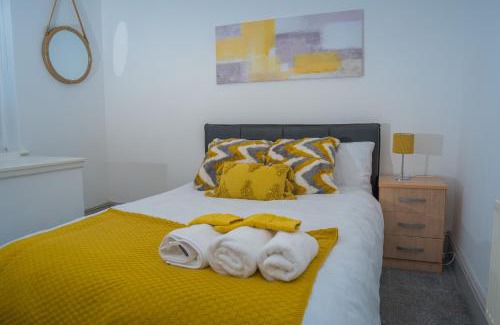 Northampton Apartment | The Highfield Villa, 5 bedrooms, Northampton Centre, Sleeps 10