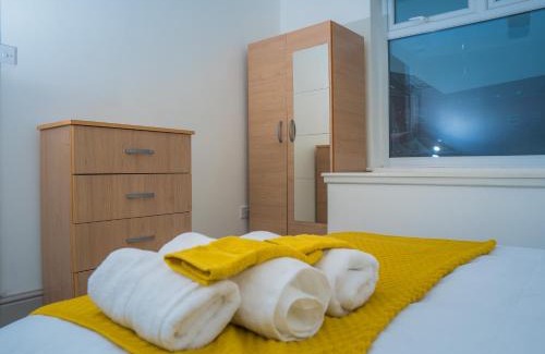 Northampton Apartment | The Highfield Villa, 5 bedrooms, Northampton Centre, Sleeps 10