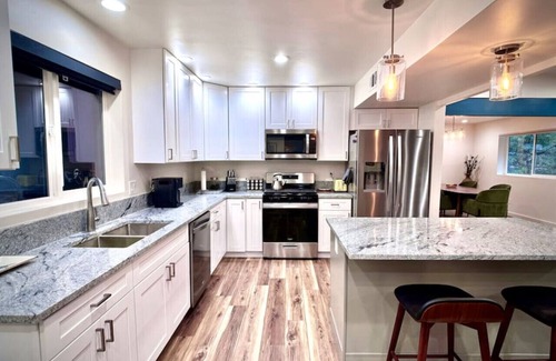 Swiss Manor House | The Hillcrest Hideaway - Modern Elegance - Hot Tub