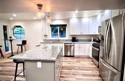 Swiss Manor House | The Hillcrest Hideaway - Modern Elegance - Hot Tub