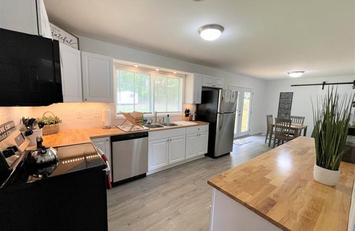 Center Point House | The Hilltop/Luxe Stylish Sunny Upscale