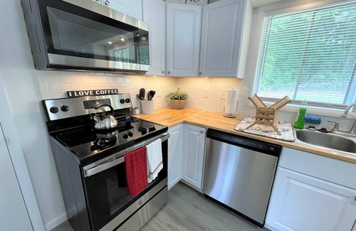 Center Point House | The Hilltop/Luxe Stylish Sunny Upscale