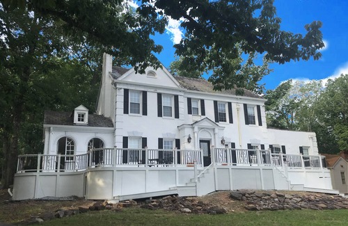 Warm Springs House | The historic Art Deco Hardaway Cottage can host your special event or vacation.