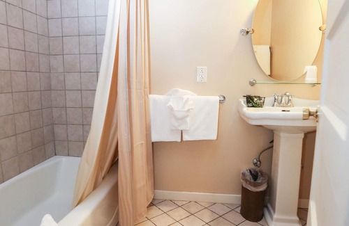 Brownfield Hotel | The Historic Summit Inn