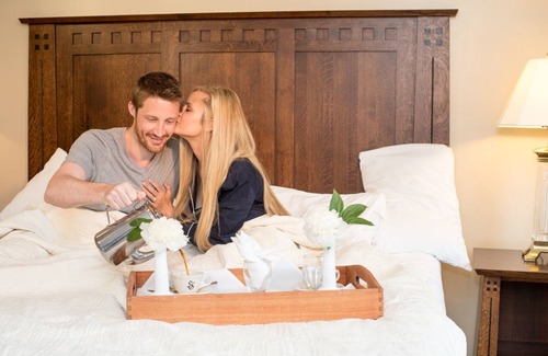 Brownfield Hotel | The Historic Summit Inn