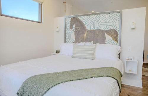 River District Apartment | The Hive Adjacent 3rd Floor, 301 King & 302 Balcony