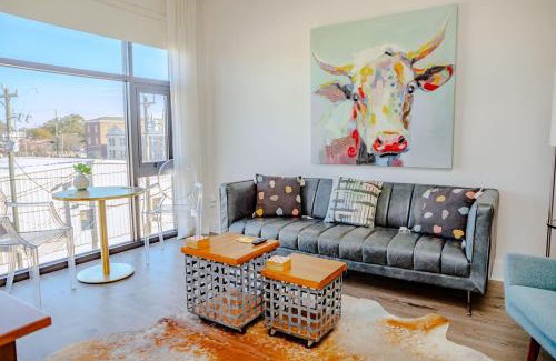 River District Apartment | The Hive Adjacent 3rd Floor, 301 King & 302 Balcony