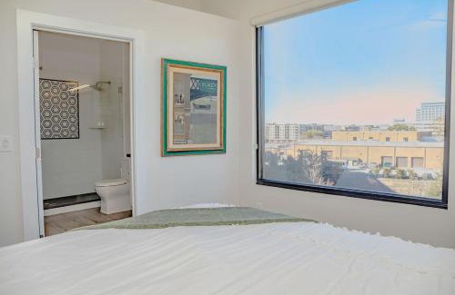 River District Apartment | The Hive Adjacent 3rd Floor, 301 King & 302 Balcony