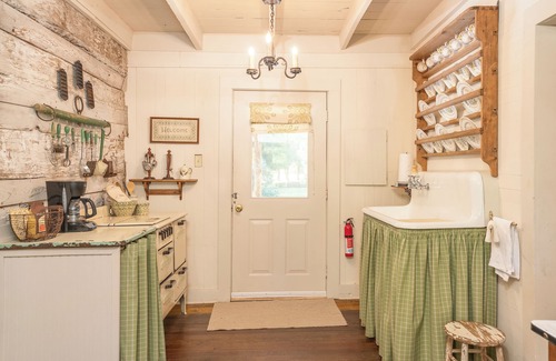 Bells Cabin | The Holly House at Green Frog Farm