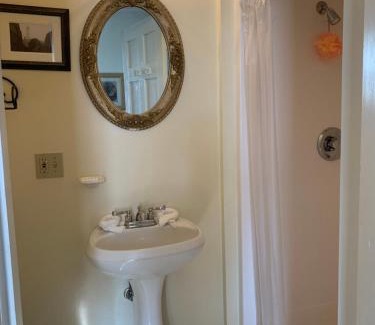 Niagara-on-the-Lake Bed & Breakfast | The House of Elsie Bed and Breakfast