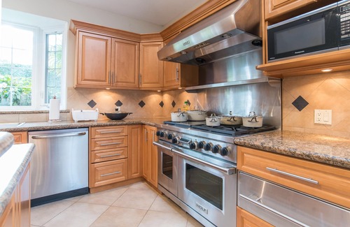Oakridge House | The Hudson House ❤️Luxurious 8 BR+6 BA in Central Van with Jacuzzi and Sauna ❤️