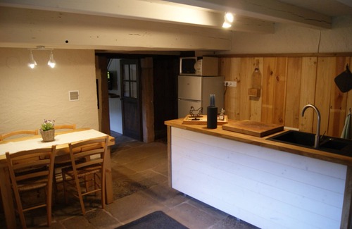 Tendon House | The Hut, in the middle of the woods, not far from the waterfalls