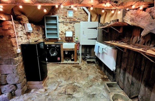 Coleford Cabin | The Hut on the Hill - hottub, heating & stable.