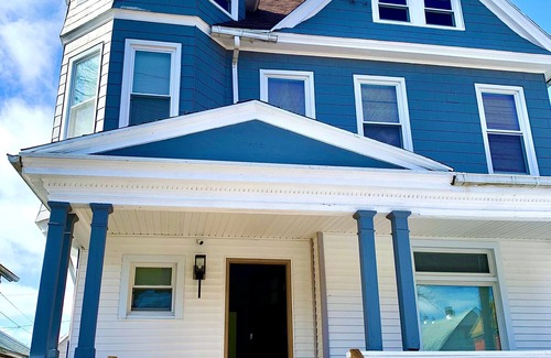 Downtown Niagara Falls House | The Iron Scow - With Private Yard & Parking, Near Falls & Casino by Niagara Hospitality