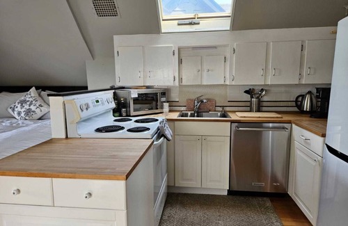 Grandview-Woodland House | The Ivy On Parker Guest House