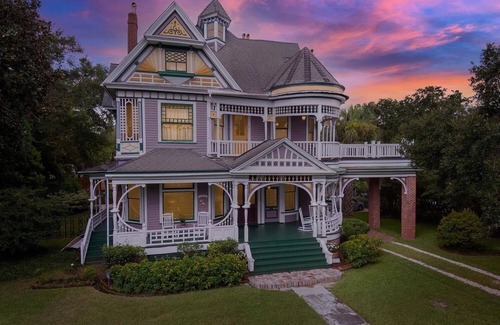 Hannon Park House | The Kate Shepard House is a beautiful Queen Victorian catalog home that was built in 1897. Come experience a genuine southern getaway complete with charm and comfort in this beautiful 6 bedroom 6 and half bathroom home in Mobile Alabama. Plenty of ro