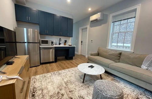 Old Town Alexandria Apartment | The King Suite at Prince Street Inn ADA Accessible