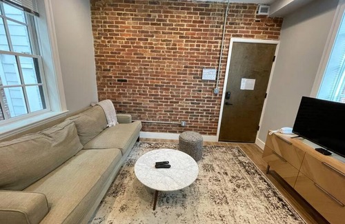 Old Town Alexandria Apartment | The King Suite at Prince Street Inn ADA Accessible