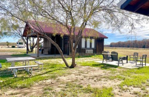 Elm Mott Ski Chalet | The Kingfisher Cabin 15MIN to Magnolia Baylor