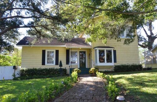 El Lago Bed & Breakfast | The Lakehouse on Clear Lake