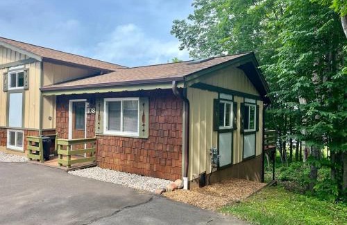 Hurley House | The Lakeside Eagle's Nest Near the Trail
