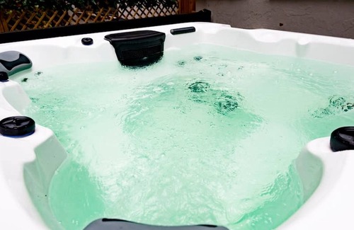 Headingley Apartment | The Leeds Gathering - Hot Tub - EV Charging