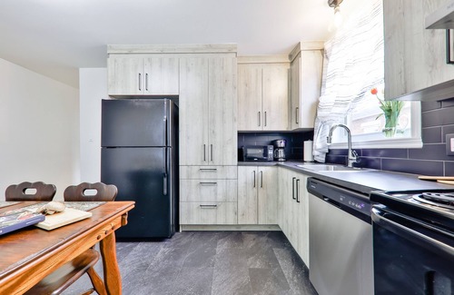 St. Jerome Apartment | The left door. 2 bedroom apartment in downtown St-Jérome.