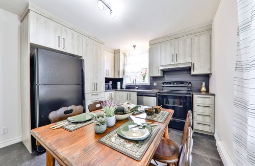 St. Jerome Apartment | The left door. 2 bedroom apartment in downtown St-Jérome.